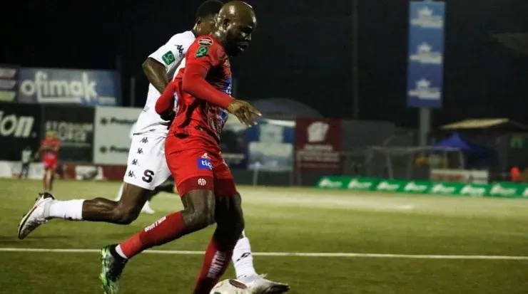 Javon East este sábado ante Saprissa en la victoria de su club (Santos Oficial)