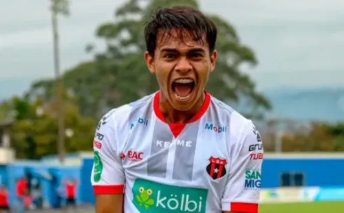 Aaron Suarez con Alajuelense (Foto: Prensa Alajuelense)