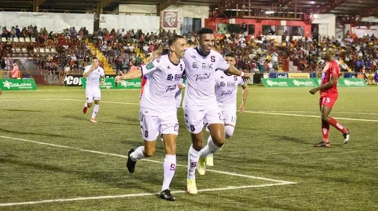 Los morados celebrando el primer gol de la noche ante Santos, Al final, los de Guápiles voltearon el marcador. (Saprissa Oficial)