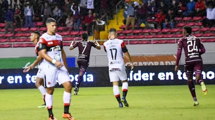 Saprissa celebra el segundo gol ante la mirada atónita de la Liga (Saprissa Oficial)