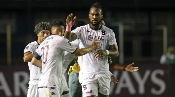 Christian Bolaños y Kendall Waston hablaron con sus compañeros en el vestuario.