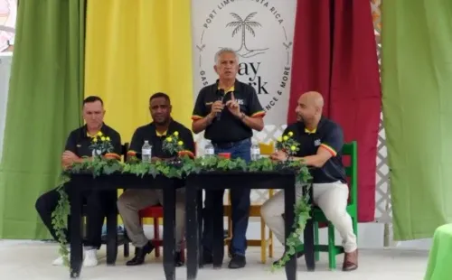 Técnico, director general, presidente y gerente deportivo del club.