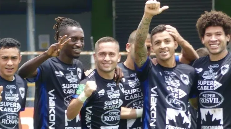 Celebración griega tras la primera anotación (Municipal Grecia)