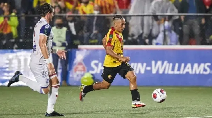 Kennedy Rocha es el delantero del momento en Heredia (CSH)