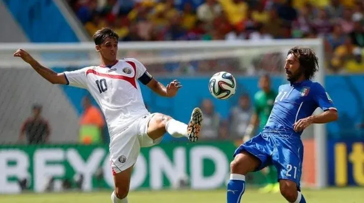 Ruiz disputando el balón contra Andrea Pírlo, de Italia (Bryan Ruiz, Facebook)