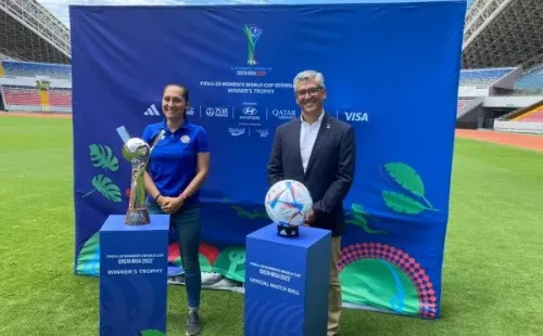 Amelia Valverde (Entrenador Selección Mayor Femenina) y Víctor Umaña (Director del Comité Organizador)