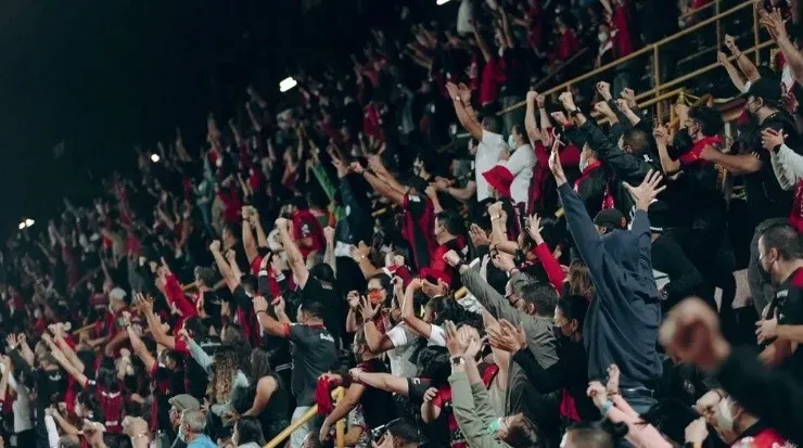 Hasta ayer, los aficionados debían portar su mascarilla en los estadios (LDA)