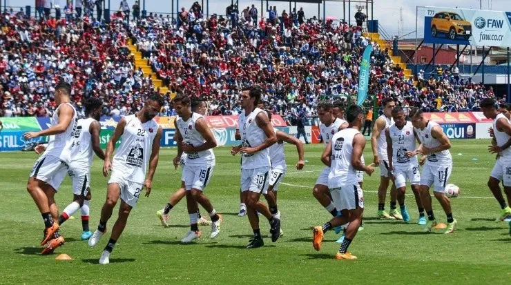 Planilla de Alajuelense en fase de calentamiento (LDA)