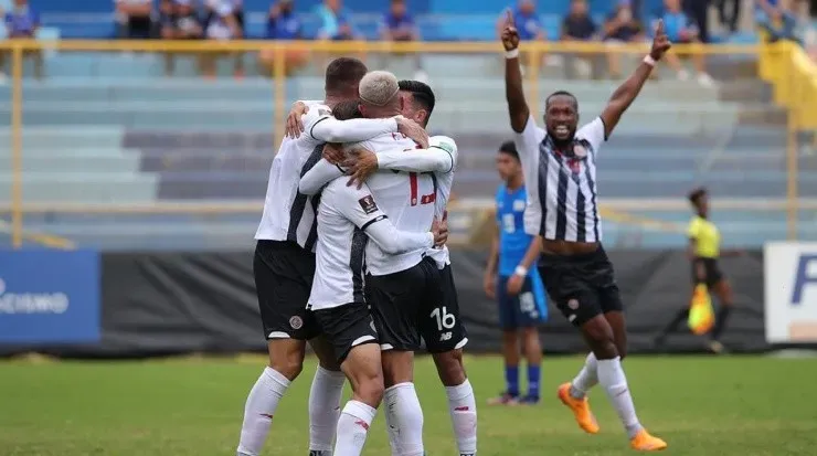 Seleccionados ticos celebran su anotación ante El Salvador (Fedefut CRC)