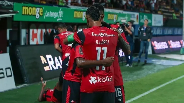 Alex López y compañía celebran el gol de los manudos (LDA)