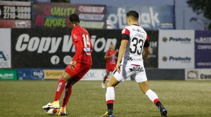 José Miguel Cubero fue de los pocos jugadores experimentados que jugó este domingo ante Santos (Santos)