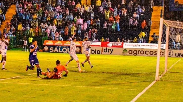 Guevara rompiendo las redes con su club (CSC)