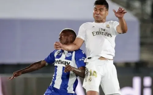José Rodríguez en disputa con Casemiro (Getty Images)