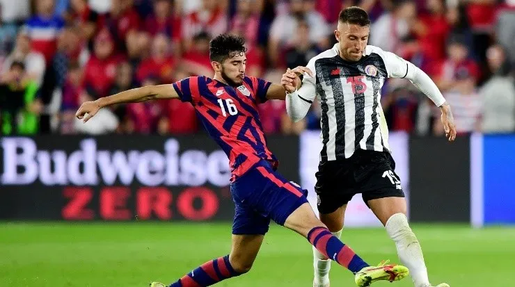 Ricardo Pepi de los Estados Unidos, intenta quitar el balón a Francisco Calvo (Getty)