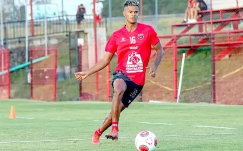 Yael López con Alajuelense (Foto: Diario Extra)