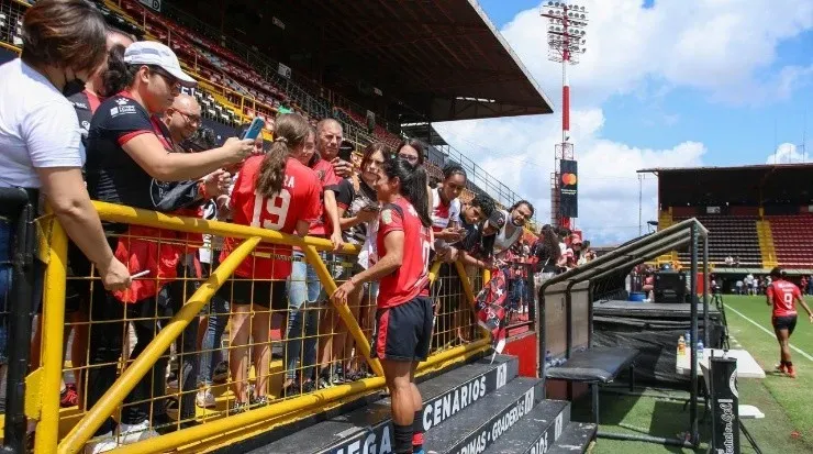 El furor por el fútbol femenino crece día a día y la afición se hace presente en las gradas (LDA)