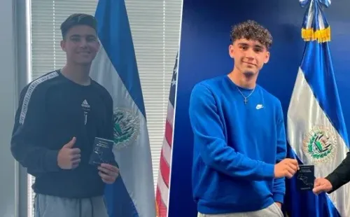 Alex Romero y Alex Umaña felices con sus pasaportes de El Salvador.