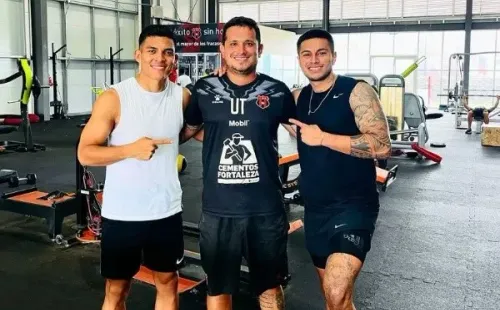 Martínez y Matarrita con Mario Chaves, utilero de Alajuelense