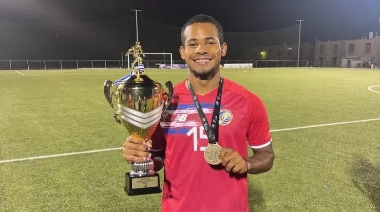Cameron Johnson, con el trofeo de campeón de UNCAF (Cameron Johnson, Instagram)