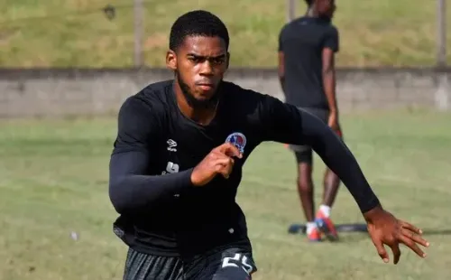 Elvin Casildo con la camiseta de Olimpia