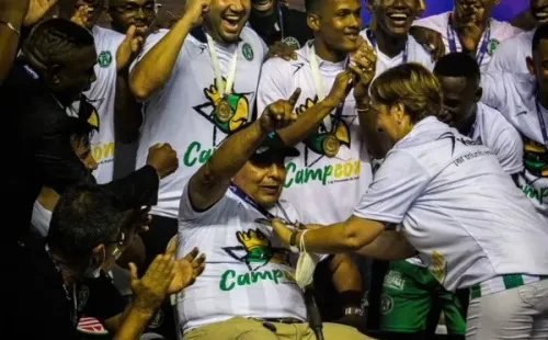 Rubén Cárdenas recibiendo medalla de campeón (Fútbol Centroamérica)