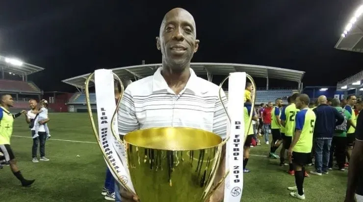 Pércival, levantando la copa de la Liga Gobernador, en 2019 (Pércival Piggott, Facebook)