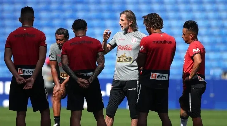 El técnico de Perú, Ricardo Gareca dando sus indicaciones a los jugadores (FPF)