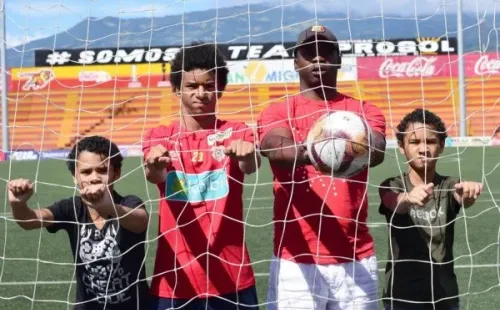 Jewison Bennette junto a su padre, del mismo nombre y que también fue futbolista.