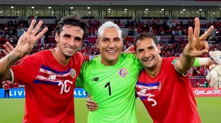 Experiencia, calidad y liderazgo en una sola imagen (Keylor Navas, Facebook)