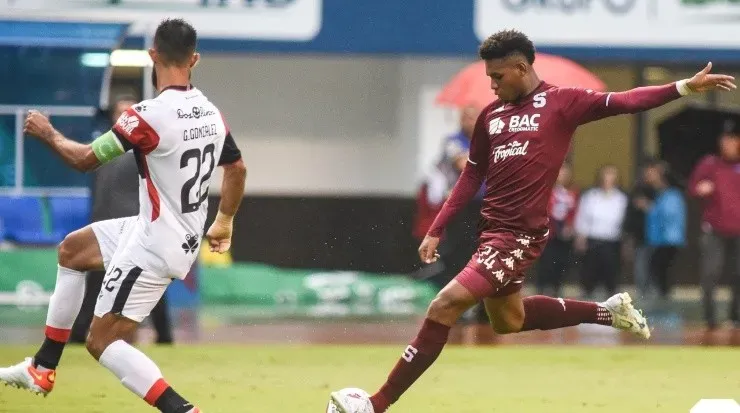 Saprissa y Alajuelense empataron a 1 gol en el juego de ida de semifinales (Saprissa)