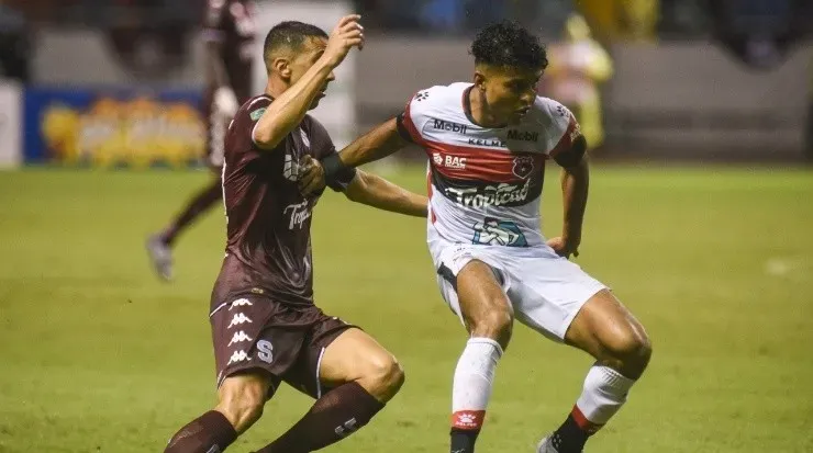 Mariano Torres y Johan Venegas en disputa del balón (Saprissa)