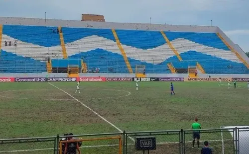 El estado del campo de juego del Estadio Morazán (Foto: Germán Josué Alvarado)
