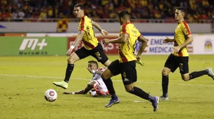 Momento justo de la anotación del Cartaginés en pies de Jeikel Venegas (CSC)