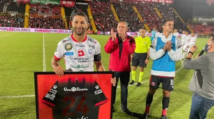 Aquí, homenajeado por la directiva y la afición manuda (LDA)