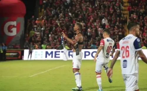 El polémico festejo de Marcel Hernández ante el público de Alajuelense.