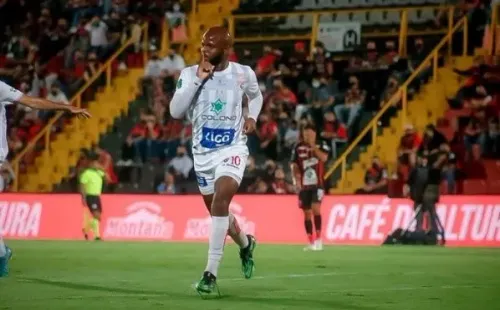Javon East será futbolista del Saprissa.