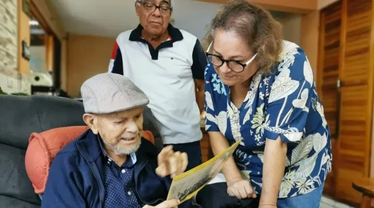 Junto a su hija y yerno, destacando historias con mucha precisión (FCA)