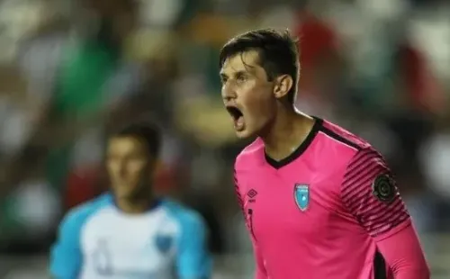 Nicholas Hagen con la camiseta de la Selección de Guatemala