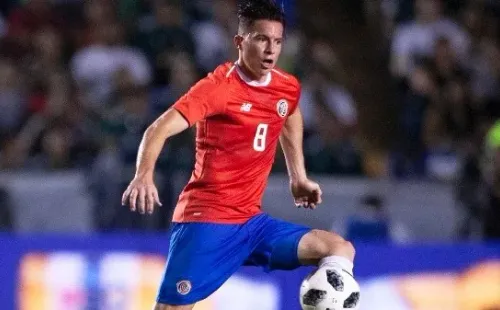 Bryan Oviedo tiene intensiones de continuar en Europa un tiempo más.