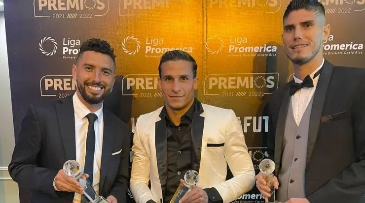 Luis Paradela (al centro) mostrando su premio como mejor extranjero del Apertura 2021 (Unafut)