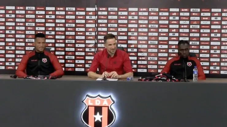 Alajuelense en la conferencia de prensa presentado a sus dos refuerzos (LDA)