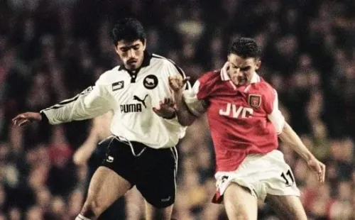 Mauricio Solís enfrentando a Marc Overmars.