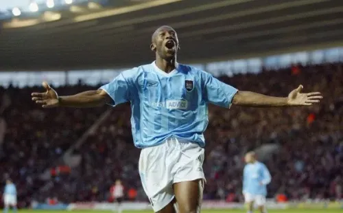 Paulo Wanchope celerando un gol con Manchester City.