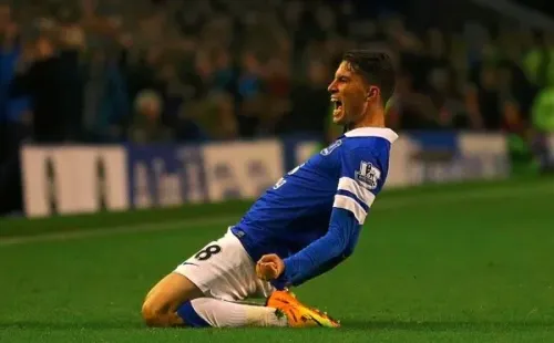 Bryan Oviedo celebra gol con Everton.
