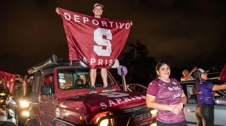 Los aficionados morados celebraron hasta la noche el aniversario de su equipo (Saprissa)