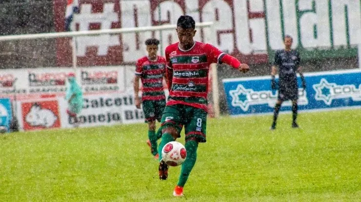 La fuerte lluvia desmejoró el espectáculo en el terreno de juego (ADG)