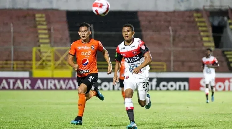 Alajuelense perdió como visitante en El Salvador ante el CD Águila (CD Águila)