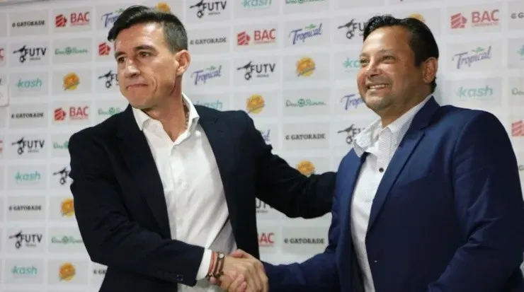 Ángel Catalina, gerente deportivo del Saprissa, junto a Jeaustin Campos (Saprissa)