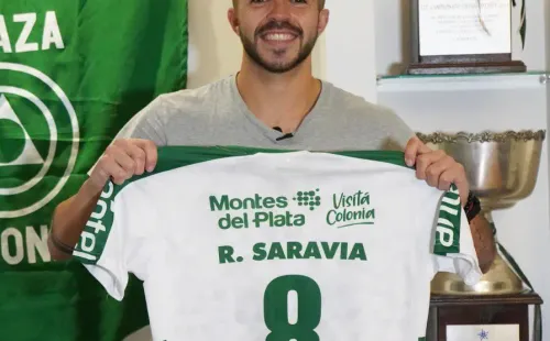 Rodrigo Saravia con la camiseta de Plaza Colonia en su presentación oficial