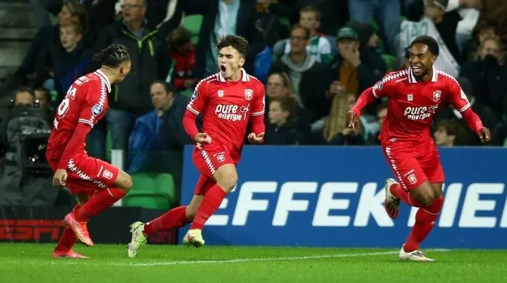 Ugalde celebrando anotación en la temporada anterior (FC Twente)